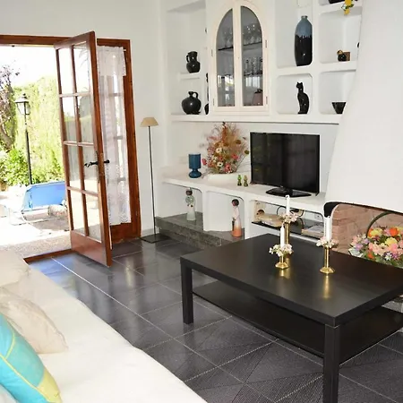 Con Jardin Y Piscina Holiday home *