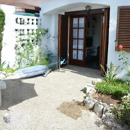 Con Jardin Y Piscina